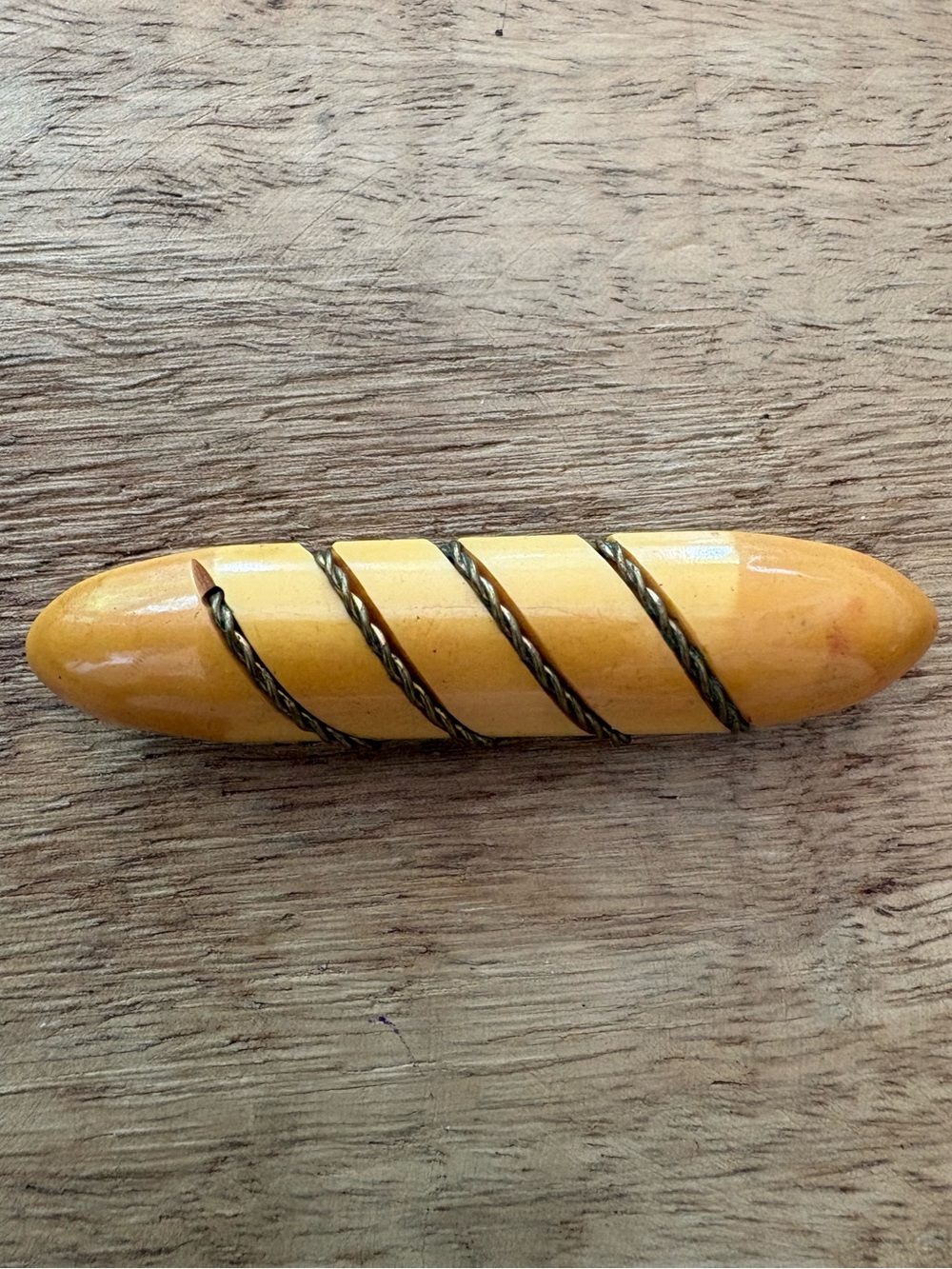 Bakelite Vintage Butterscotch Resin Bar Pin w/Twisted Gold Decorative Rope Inlay - Picture 14 of 14